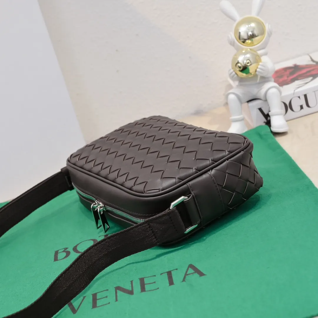 Batch 1480 BV lntrecciato woven leather crossbody bag. The zipper opens and closes, and the space is too large. It meets the daily needs of going out on the street. There are no problems with mobile phones 📱 wallets 👛 power bank 🔋. The weaving process is used, and the texture of the upper body 🔝 is very high-end. Style number: 7100 Size: 25*7.5